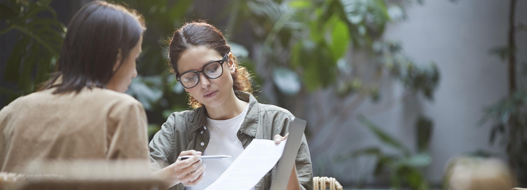 kobieta pokazuje drugiej wydruk