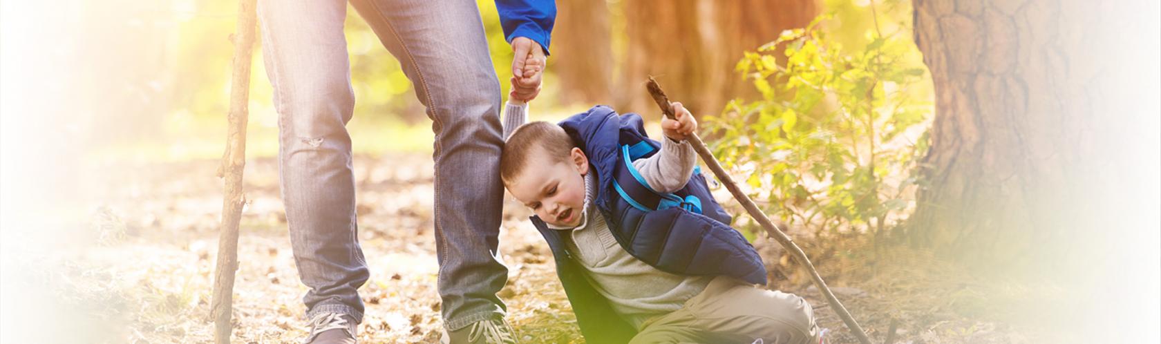 Upadające dziecko na spacerze z ojcem w parku