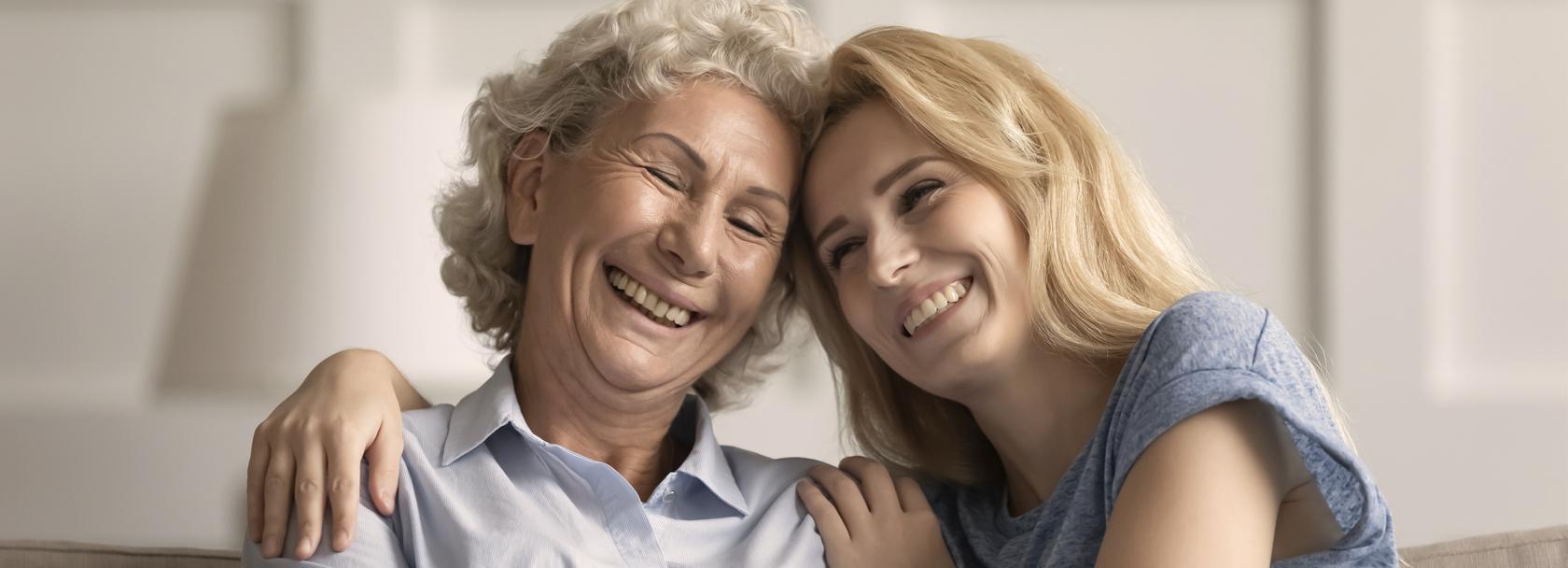 dorosła córka przytulona do matki