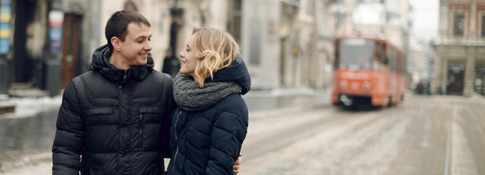 Młoda para na miejskiej, zimowej ulicy