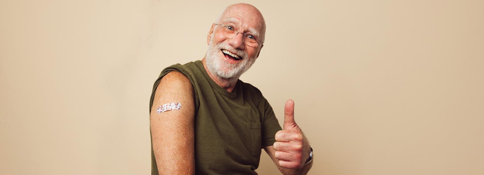 Starszy pan pokazuje kciuk w górę