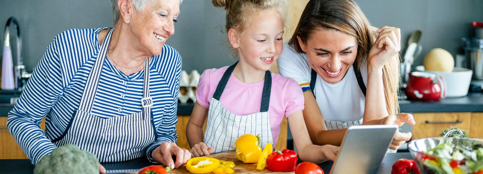 babcia, mama i wnuczka razem gotują