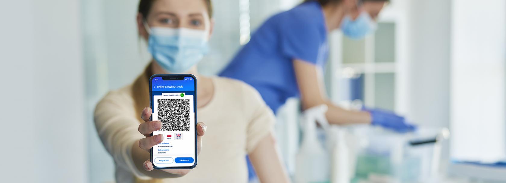 Kobieta pokazuje kod QR na telefonie