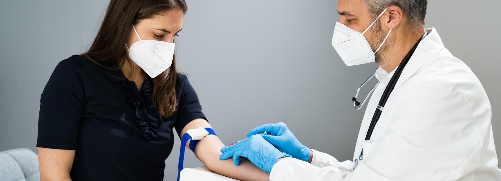 Lekarz pobiera kobiecie krew