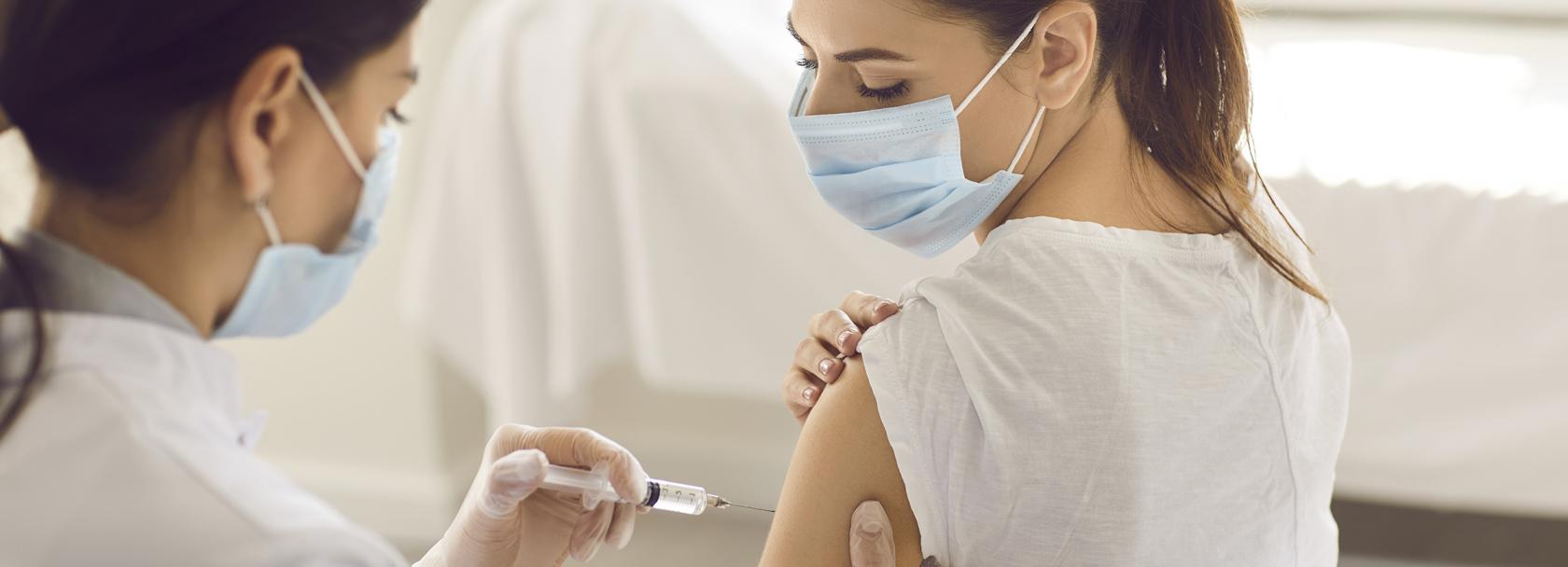 szczepienie młodej kobiety z kucykiem