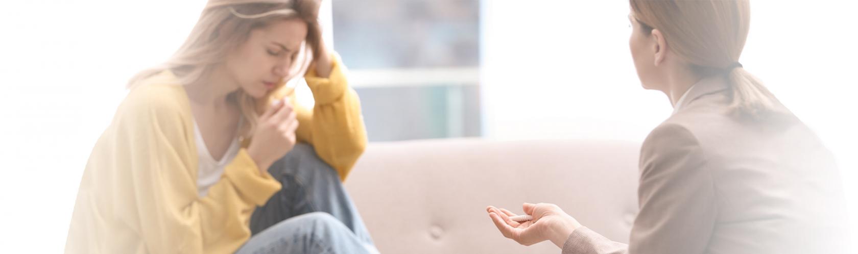 Kobieta w kryzysie rozmawiająca ze spacjalistą zdrowia psychicznego