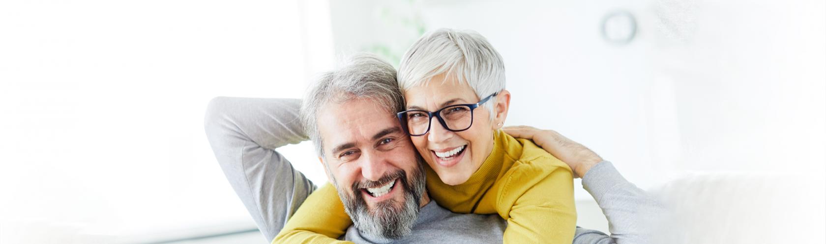 Objęci i uśmiechnięci kobieta i mężczyzna