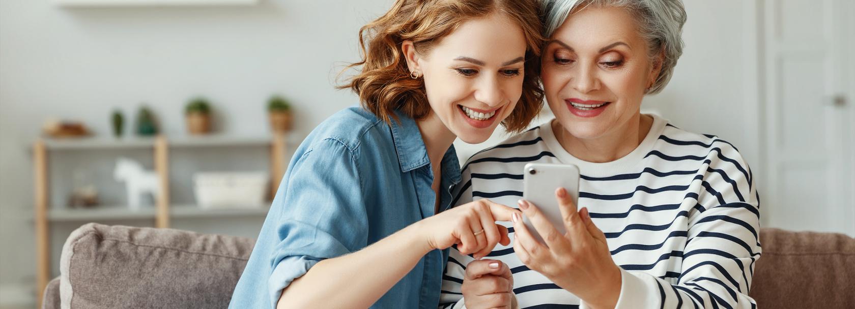 Wnuczka z babcią i telefonem