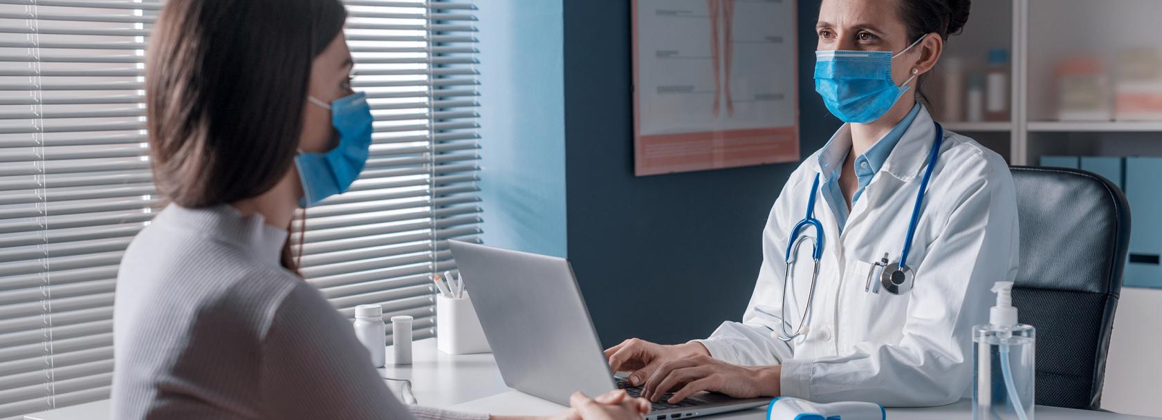 Pacjentka u lekarki w gabinecie