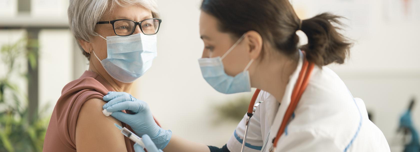 Starsza pani na szczepieniu