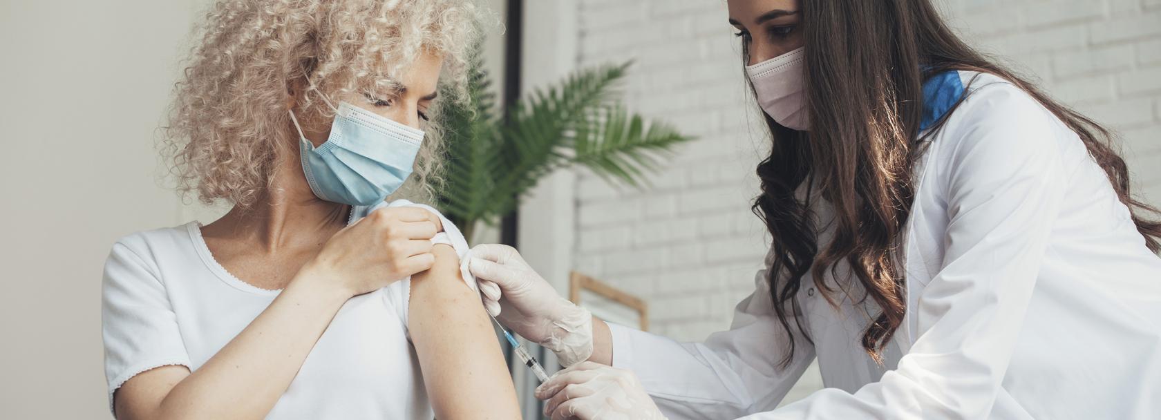 Młoda blondynka na szczepieniu