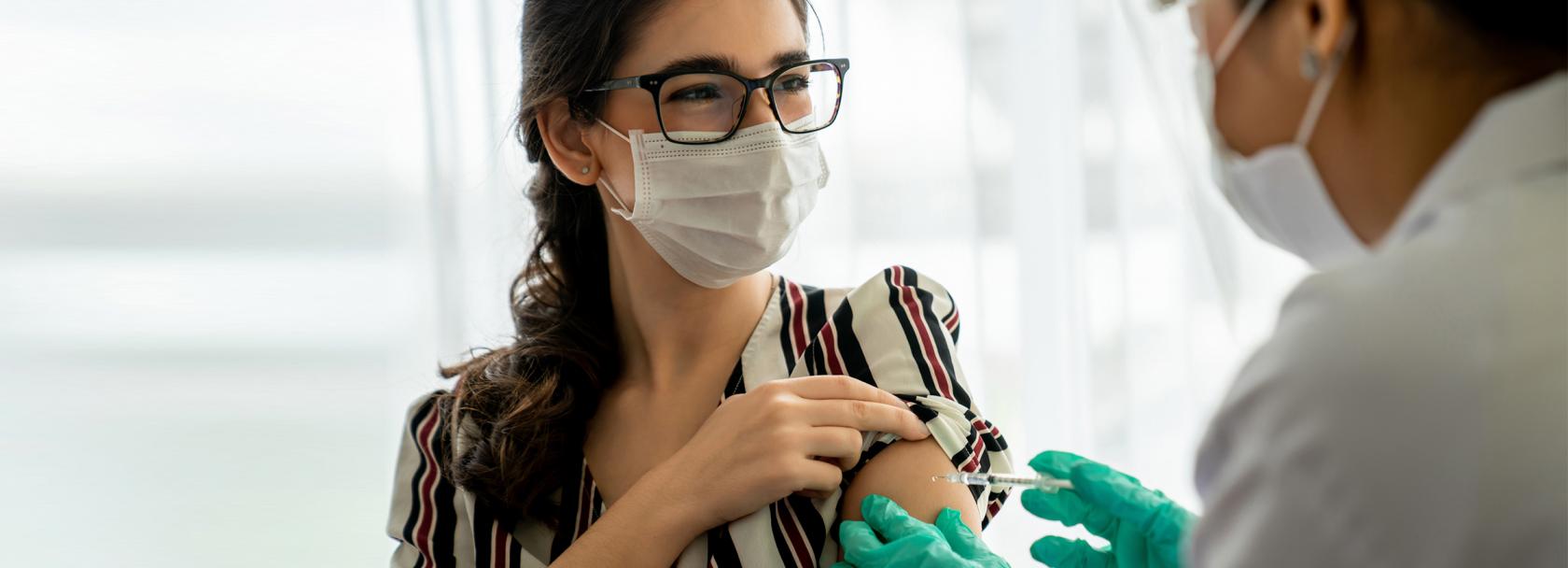 Szczepienie nastolatki w bluzce w paski