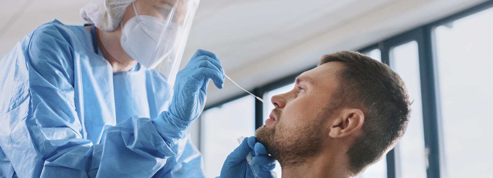 medyk pobiera wymaz u pacjenta