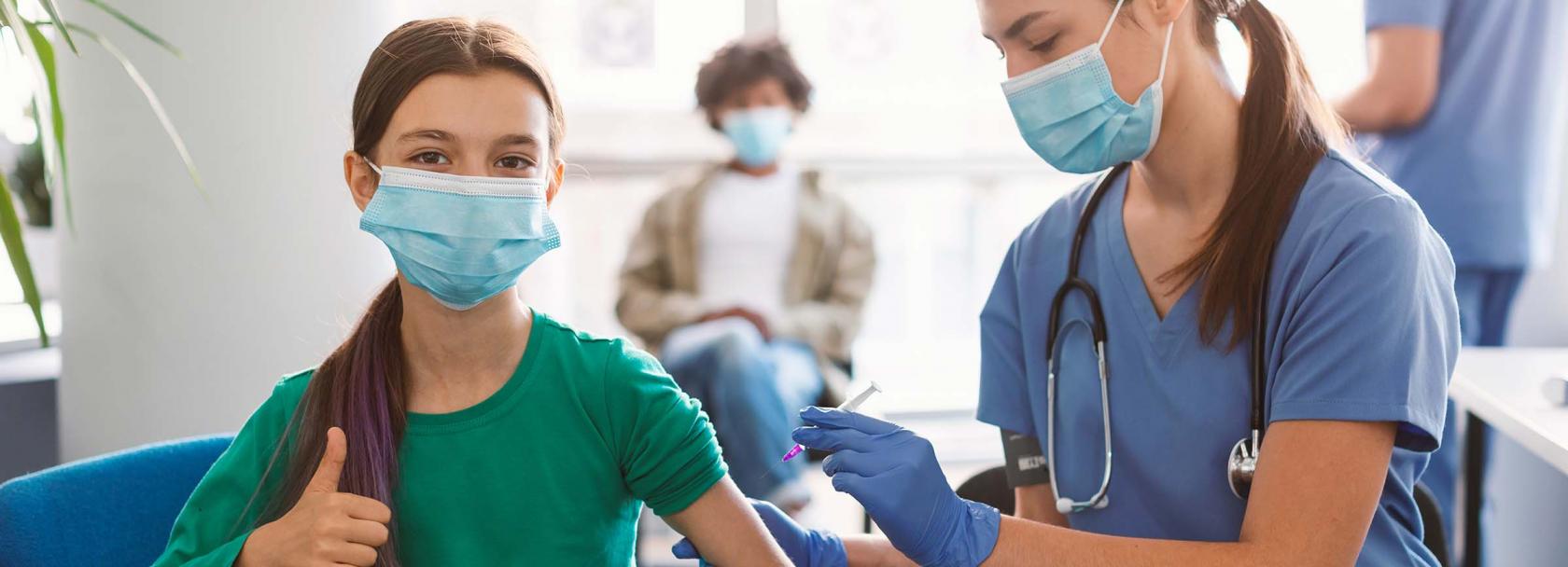 Szczepienie nastolatki w  zielonym t-shircie