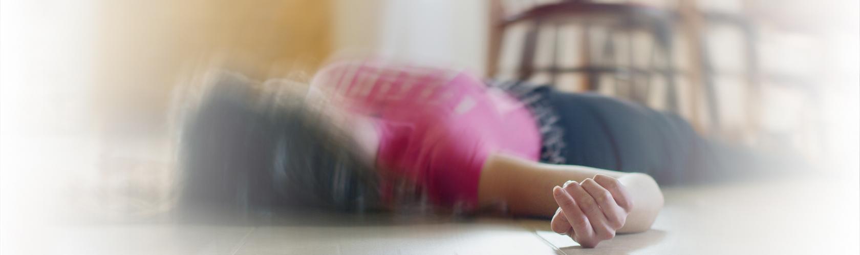 Osoba leżąca na podłodze