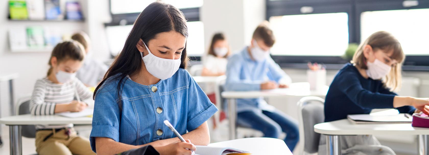 Szkolna klasa, dzieci w maseczkach