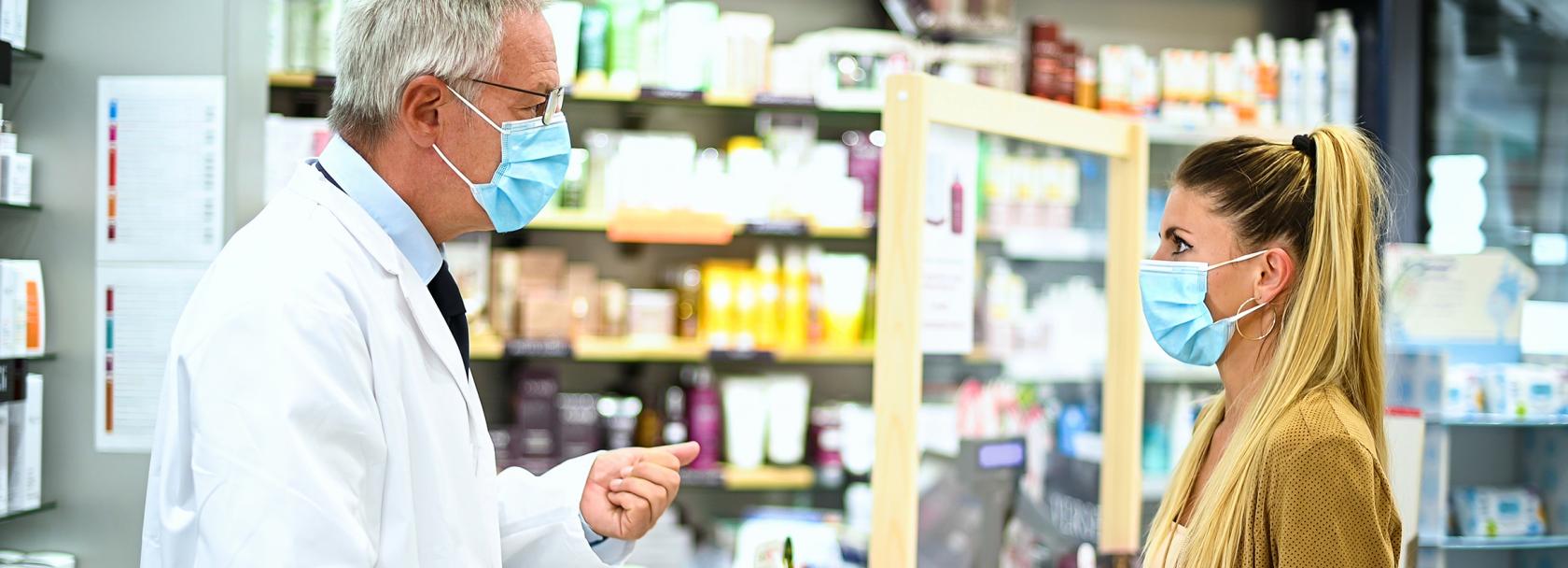 Rozmowa kobiety z farmaceutą w aptece