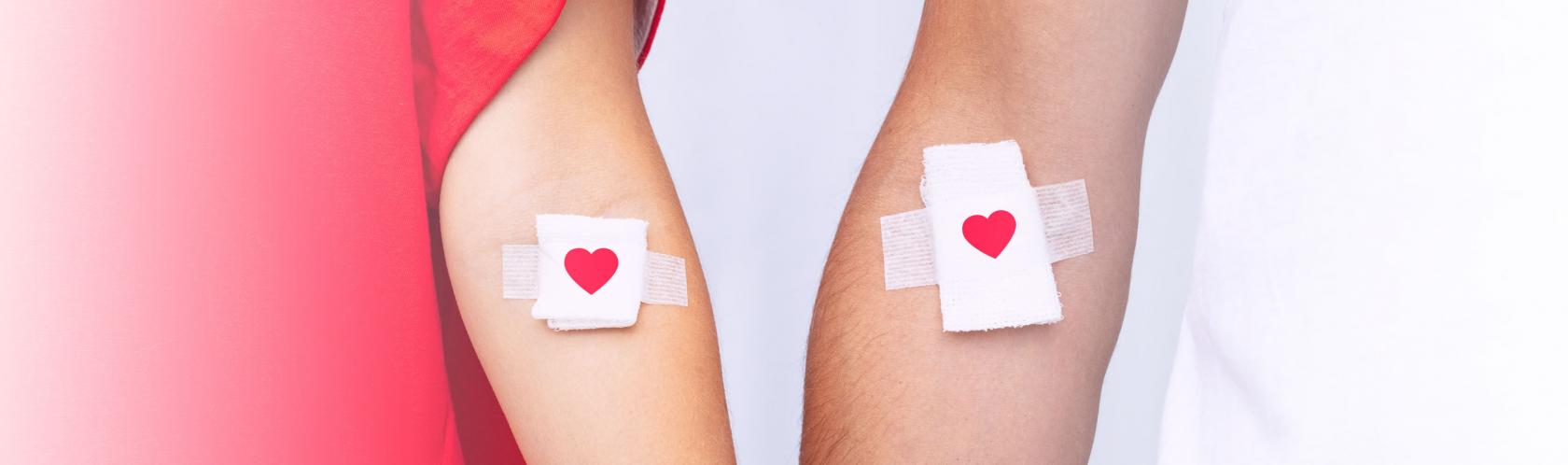 Dawcy krwi z plasterkami z czerwonymi serduszkami w miejscach wkłucia.