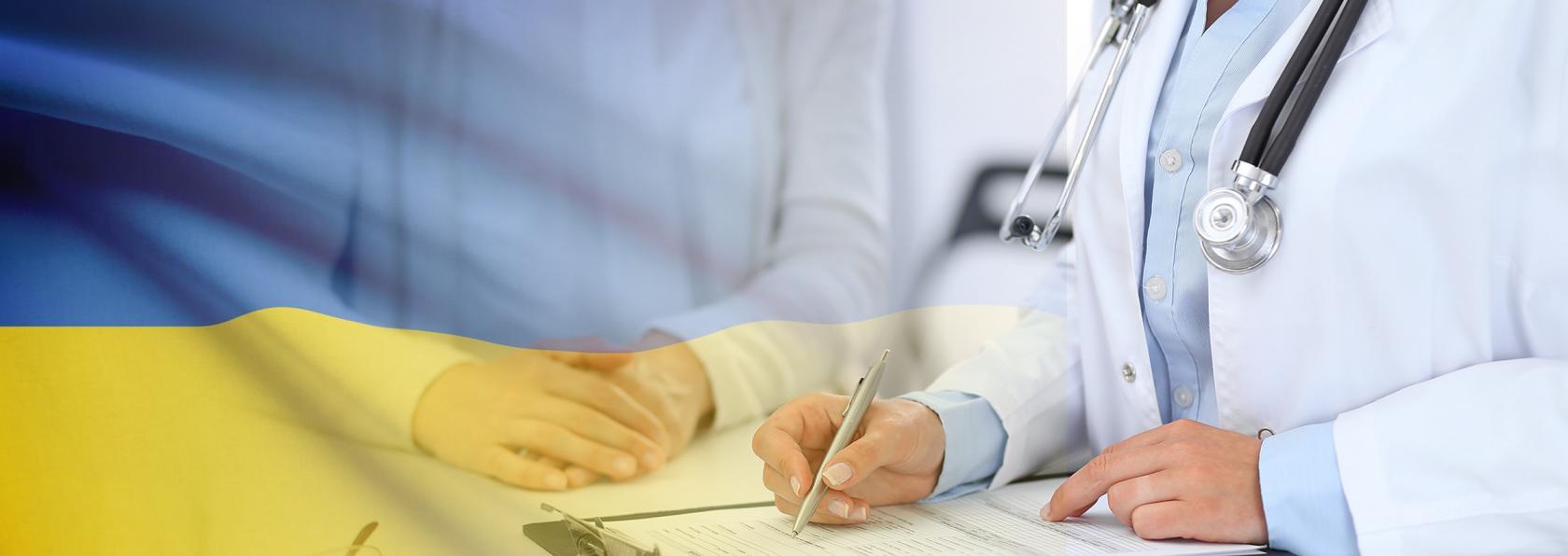 Kobieta u lekarza, na pierwszym planie flaga Ukrainy.
