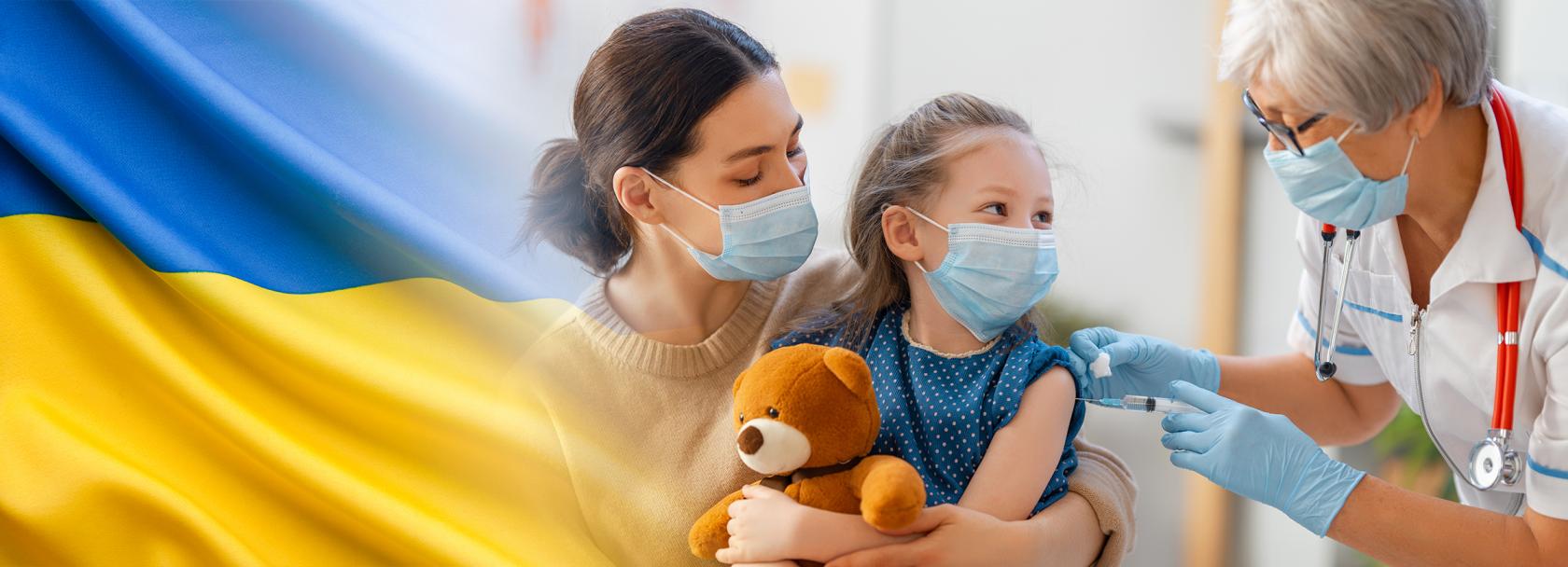 Matka trzyma dziecko, dziecko misia, a pielęgniarka je szczepi