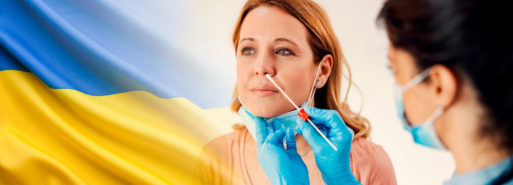 Pielęgniarka robi kobiecie test z boku flaga UKR