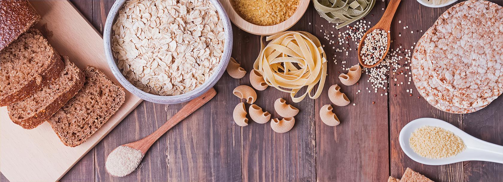 stół z ciemnym chlebem, kaszą, makaronem