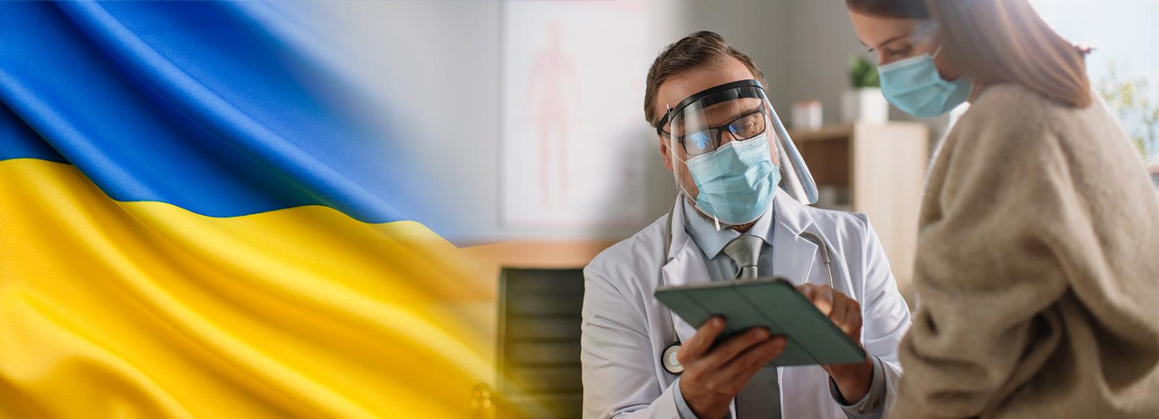 Lekarz pokazuje coś pacjentce na tablecie