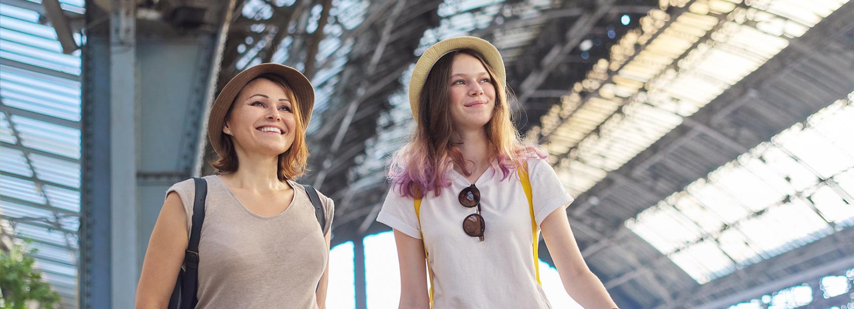 matka z nastolatką na dworcu na powietrzu