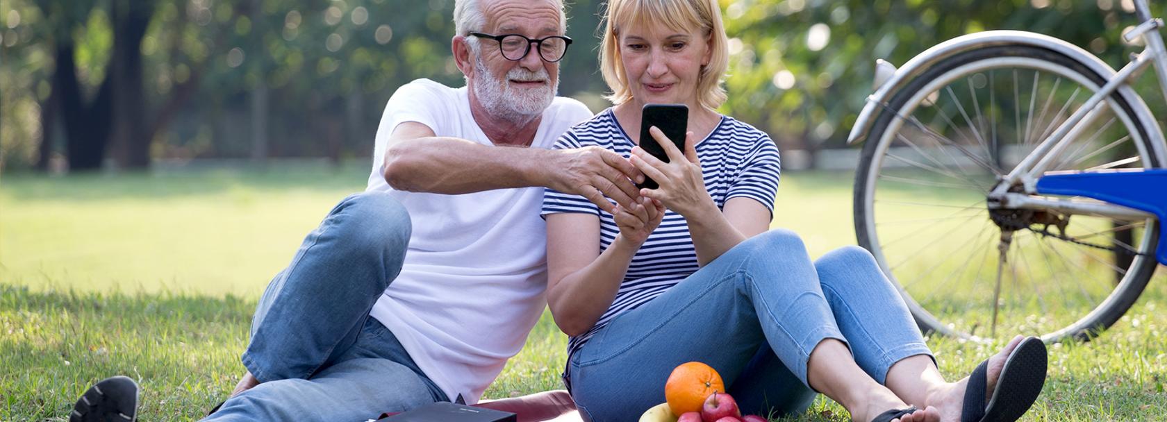 Dwie osoby w parku z telefonem w ręku