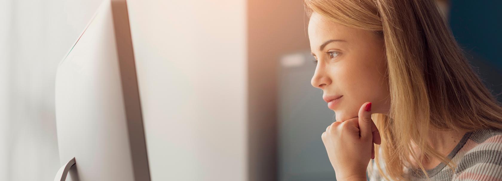 kobieta przed kompem