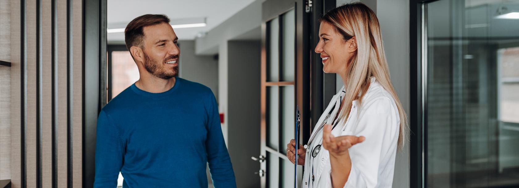 Lekarka wpuszcza mężczyznę do pracowni