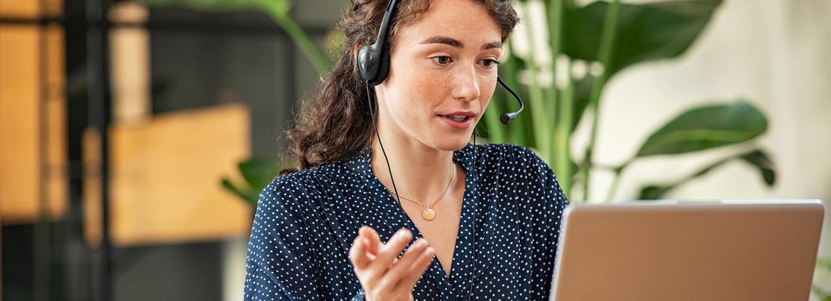 Kobieta tłumaczy coś przez telefon