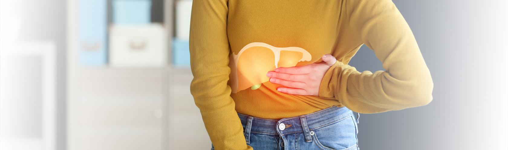 Tułów osoby, która trzyma się za bok. Na tym tle dorysowana wątroba. 