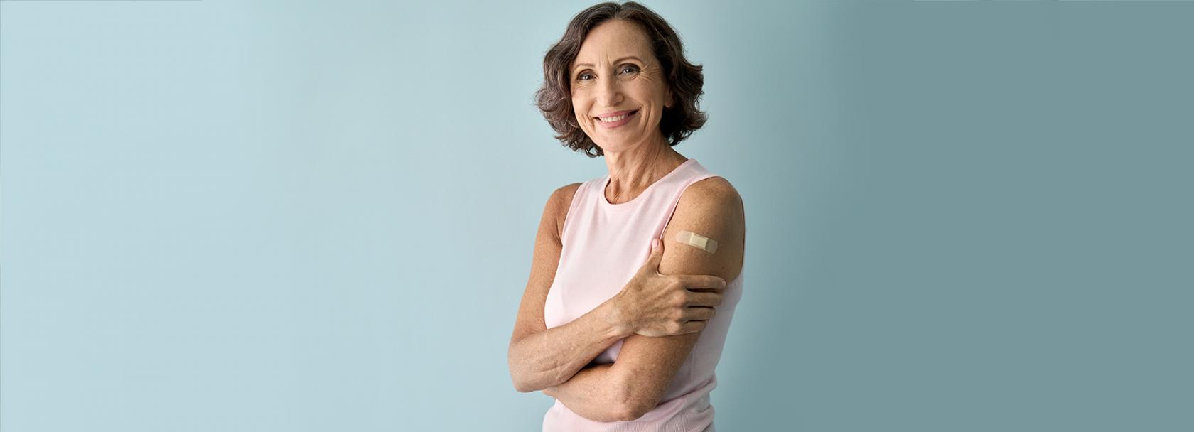 Usmiechięta pani z plasterkiem na ramieniu