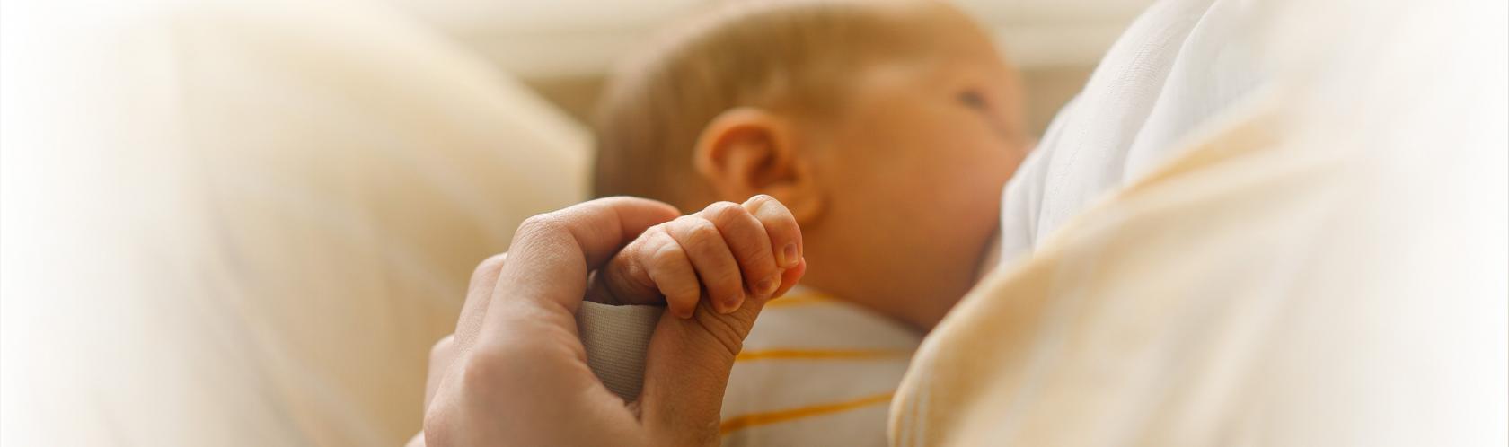 Kobieta karmiąca dziecko piersią