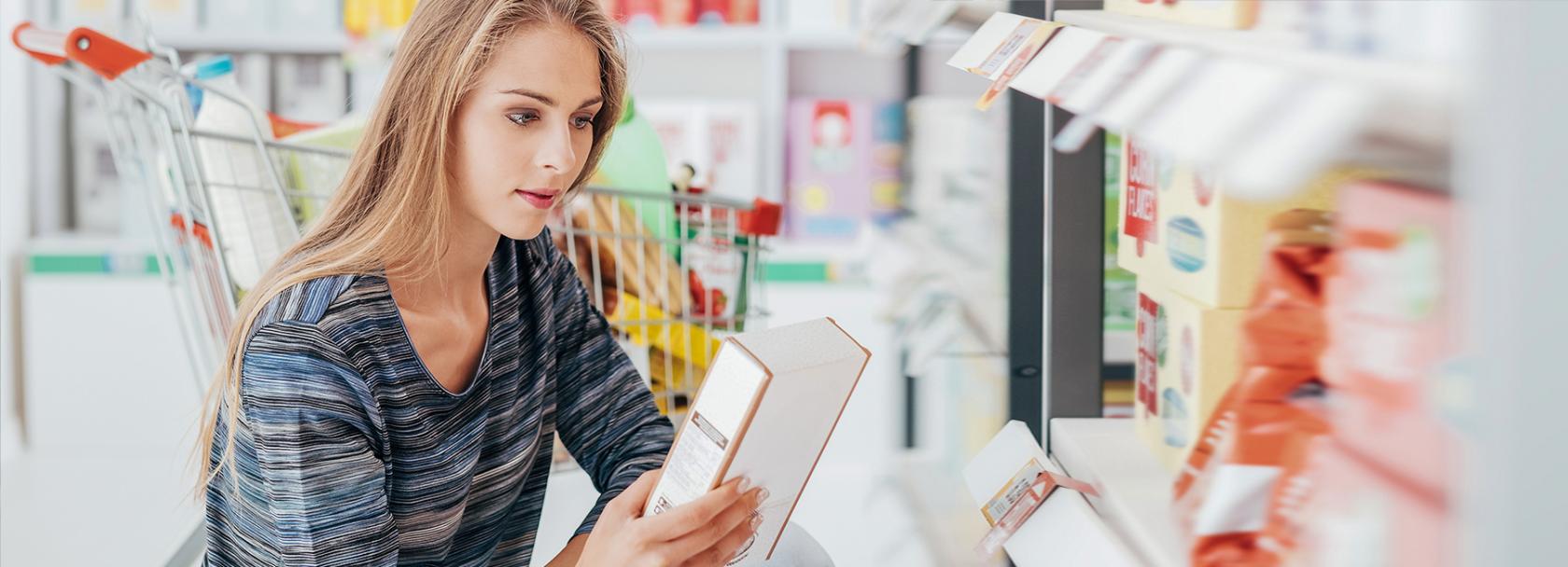 kobieta czyta etykietę