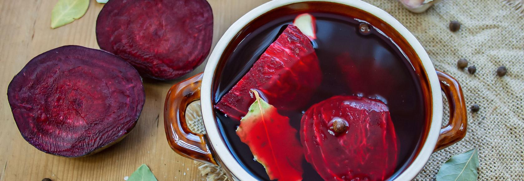 Zakwas z buraków w naczyniu z kamionki.