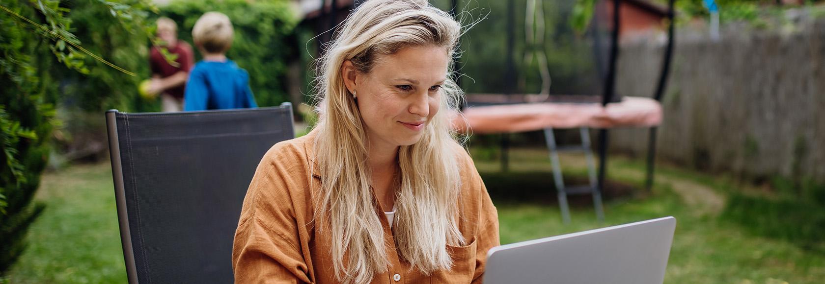 Kobieta siedząca przed laptopem.