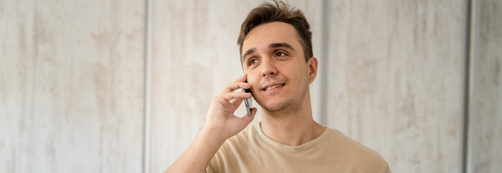 Chłopak rozmawia przez telefon.