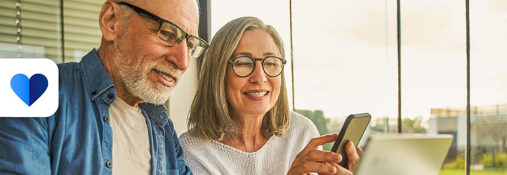 Mężczyzna i kobieta przed laptopem