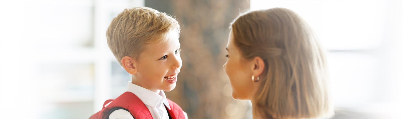 Chłopczyk rozmawiający z mamą, która ma twarz na wysokości jego twarzy. Ujęcie z widocznymi tylko głowami.