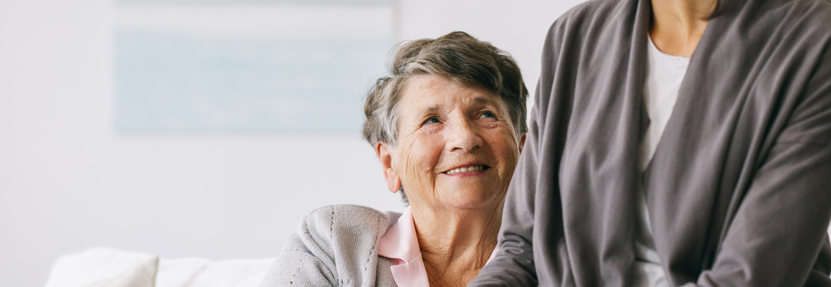 Dwie kobiety, starsza i młodsza, trzymają się za ręce