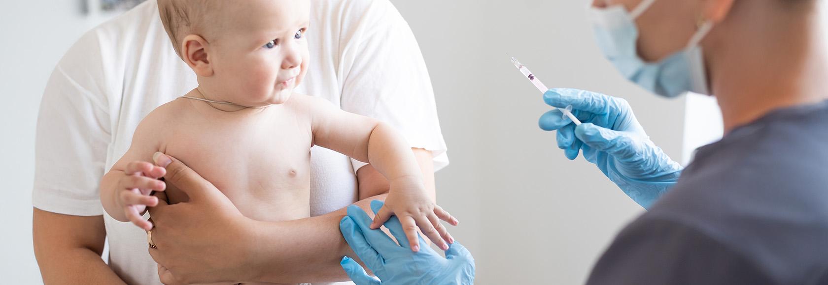 Bobas i pielęgniarka ze strzykawką.