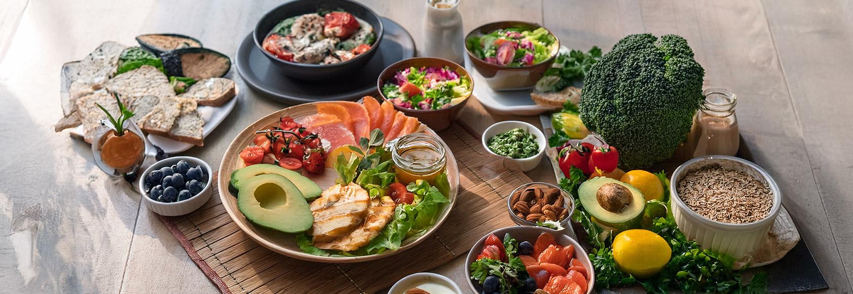 talerze ze zdrowym jedzeniem