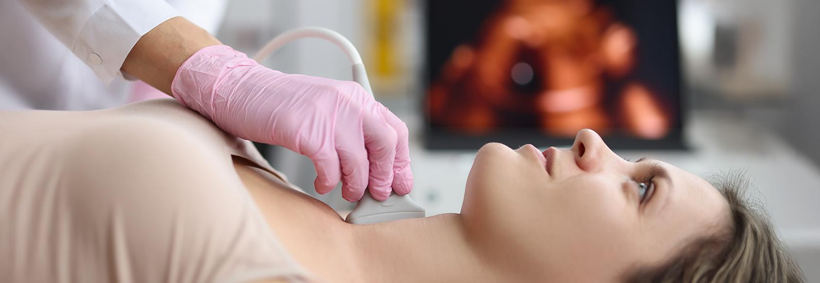 kobieta ma usg tarczycy