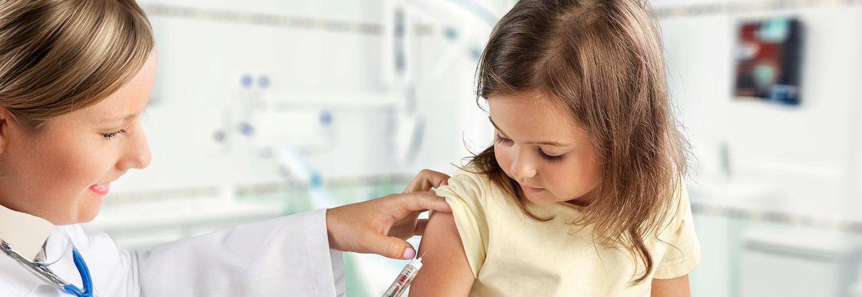 Szczepienie dziewczynki