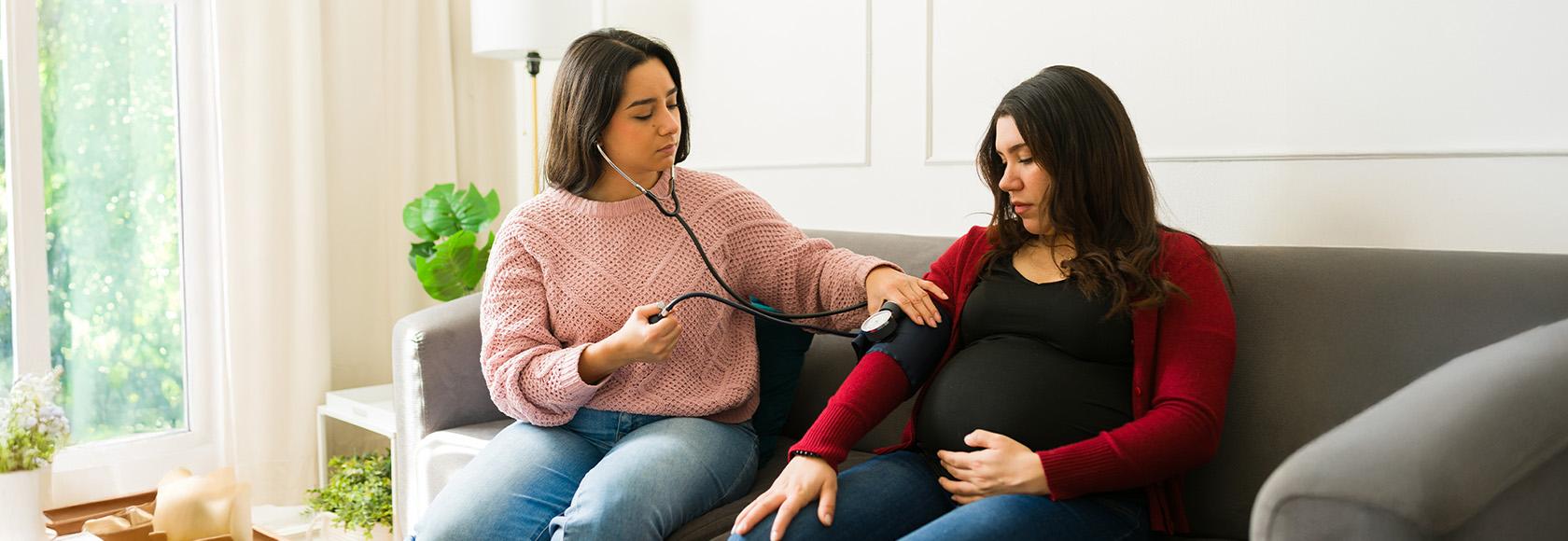 Kobieta mierzy ciśnienie ciężarnej