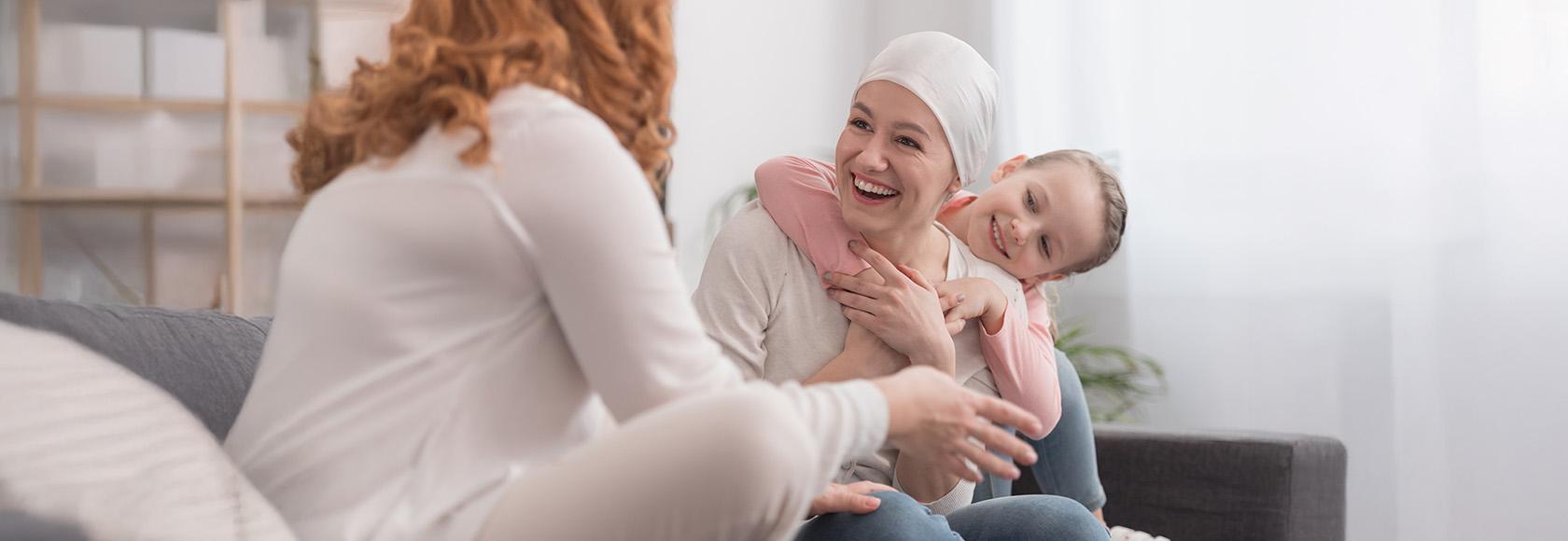 Chora kobieta w domu z rodziną