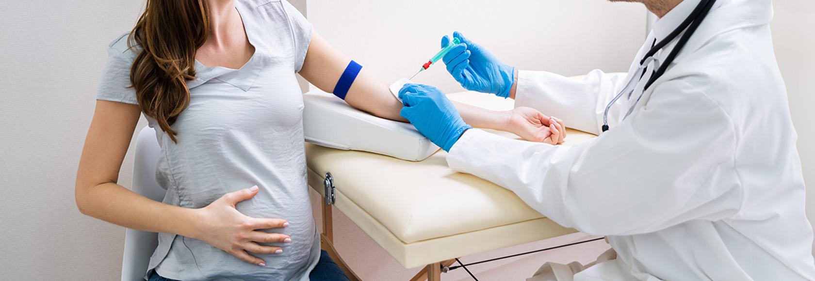 KObieta w ciąży ma pobieraną krew