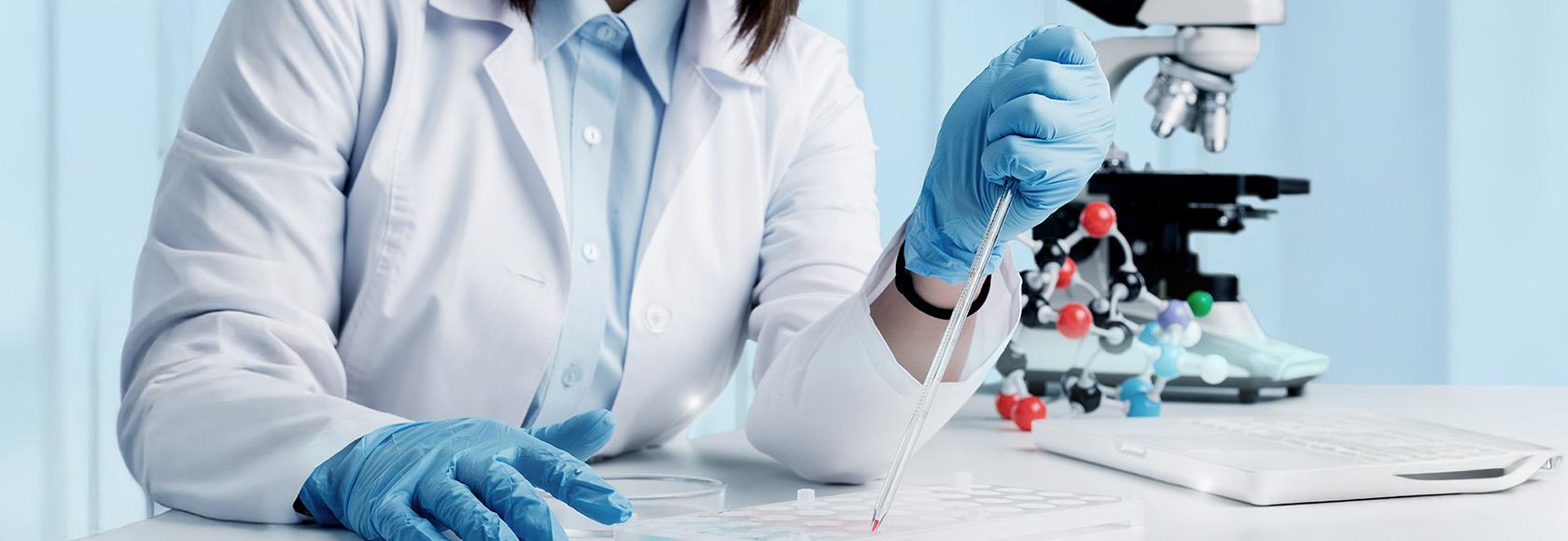 laborantka trzyma próbkę